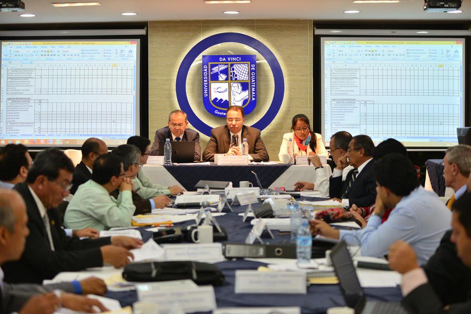 En tres rondas de votación, la Postuladora para la Contraloría General de Cuentas no ha logrado elegir a ningún aspirante para la nómina de seis. Los comisionados suspendieron la sesión este viernes y fueron convocados para el próximo lunes. (Foto: Wilder López/Soy502)