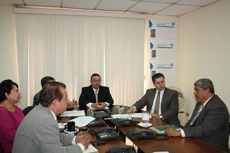 El Contralor General de Cuentas, Carlos Mencos, visitó a los magistrados del Tribunal Supremo Electoral. (Foto: TSE)