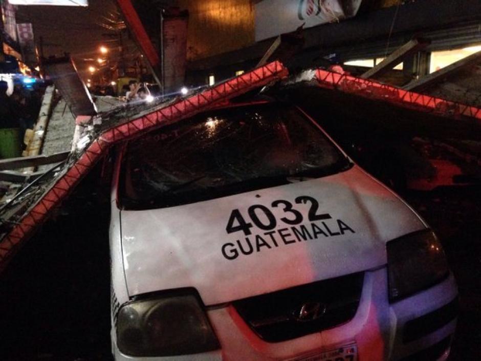 Una valla publicitaria cayó sobre un taxi y una venta de pan en el Trébol. (Foto: Bomberos Municipales)