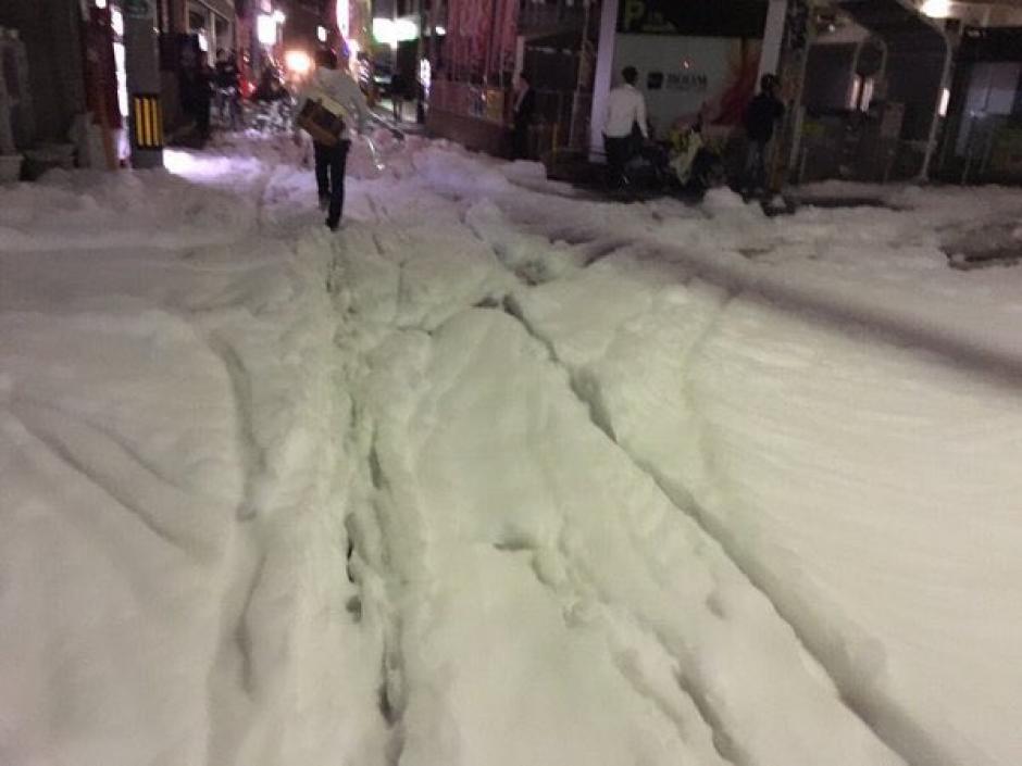 Una extra&ntilde;a espuma cubri&oacute; las calles de Jap&oacute;n luego de un terremoto de 7.3 grados. (Foto: www.elsalvador.com)