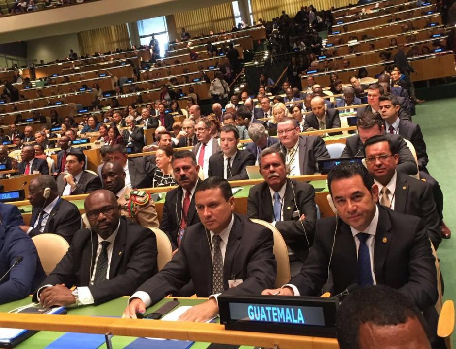 El presidente Jimmy Morales firmó el Acuerdo de París este Día de la Tierra el cual busca que más de 170 países luchen contra el cambio climático. (Foto: Minex)