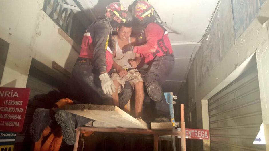 El rescate de un hombre llamado don Segundo qued&oacute; bien documentado en Twitter. (Foto: Twitter/@BomberosQuito)