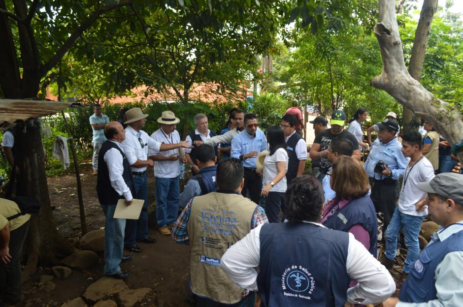 Empleados del Ministerio de Salud visitan &aacute;reas de riesgo para el contagio del virus del chikungunya. (Foto: Carlos Fuentes/Nuestro Diario)