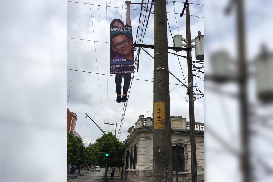 La original publicidad obliga a los paseantes a mirar hacia arriba sorprendidos. (Foto: Roberto Caubilla/Soy502)