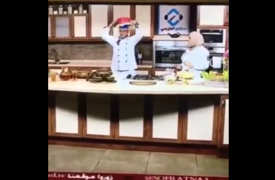 El chef volte&oacute; la olla sobre su cabeza como parte de la receta. (Foto: YouTube)