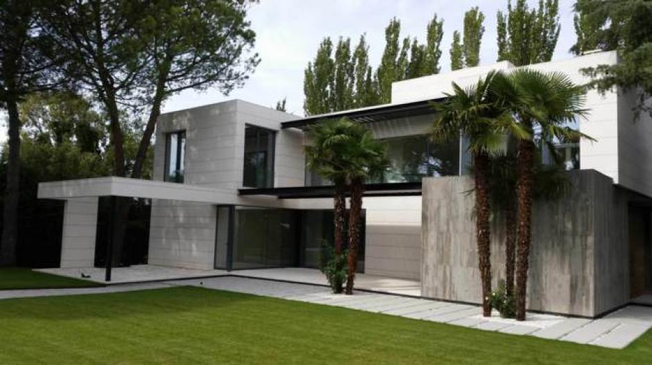 Fachada de la casa del Chicharito Hern&aacute;ndez.