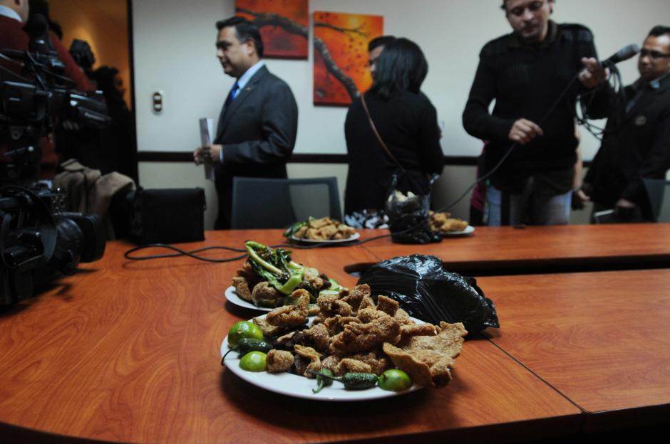 El FCN convocó a una conferencia de prensa para dar su postura respecto a la incorporación de tránsfugas, en la que ofreció chicharrones a los periodistas. (Foto:&nbsp;Sandra Sebastián/Plaza Pública)