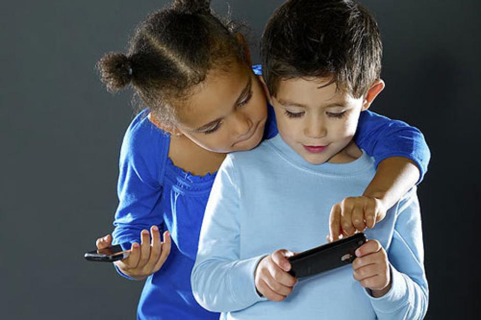 Los ni&ntilde;os tienen su primer tel&eacute;fono m&oacute;vil cada vez m&aacute;s temprano. Eso los expone a material inapropiado para su edad, pero hay aplicaciones que ayudan a los padres a administrar el uso del tel&eacute;fono. (Foto: La Prensa de Lara).