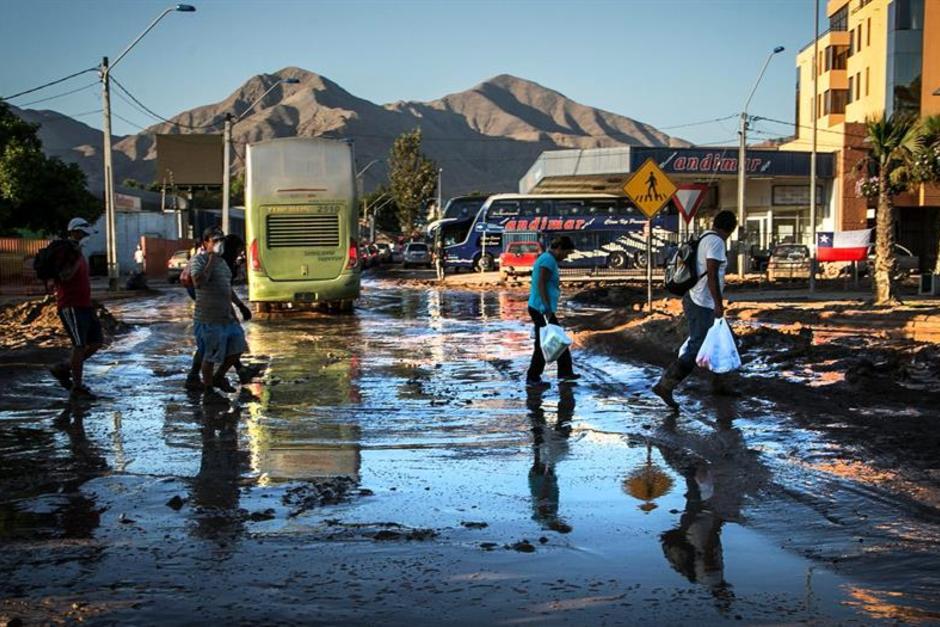 Un grupo de personas cruza una calle anegada en el centro de Copiap&oacute; en Chila. &nbsp;(Foto: EFE)