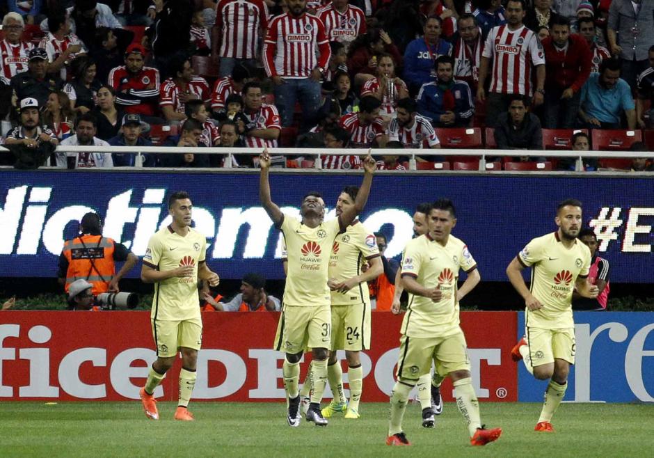 Am&eacute;rica festej&oacute; de visita en el cl&aacute;sico mexicano ante las Chivas. (Foto: EFE)