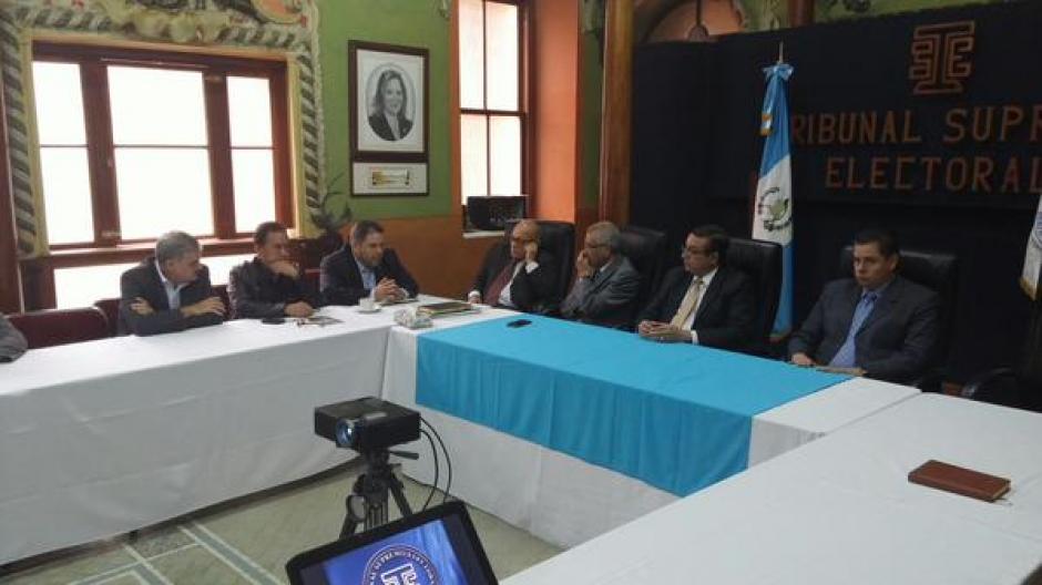 Integrantes de la Plataforma Nacional para la Reforma del Estado se reunieron con los magistrados del TSE para plantear la solicitud. (Foto TSE)
