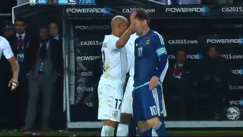 Lionel Messi encar&oacute; a Ar&eacute;valo R&iacute;os en una acci&oacute;n del juego Argentina - Uruguay.