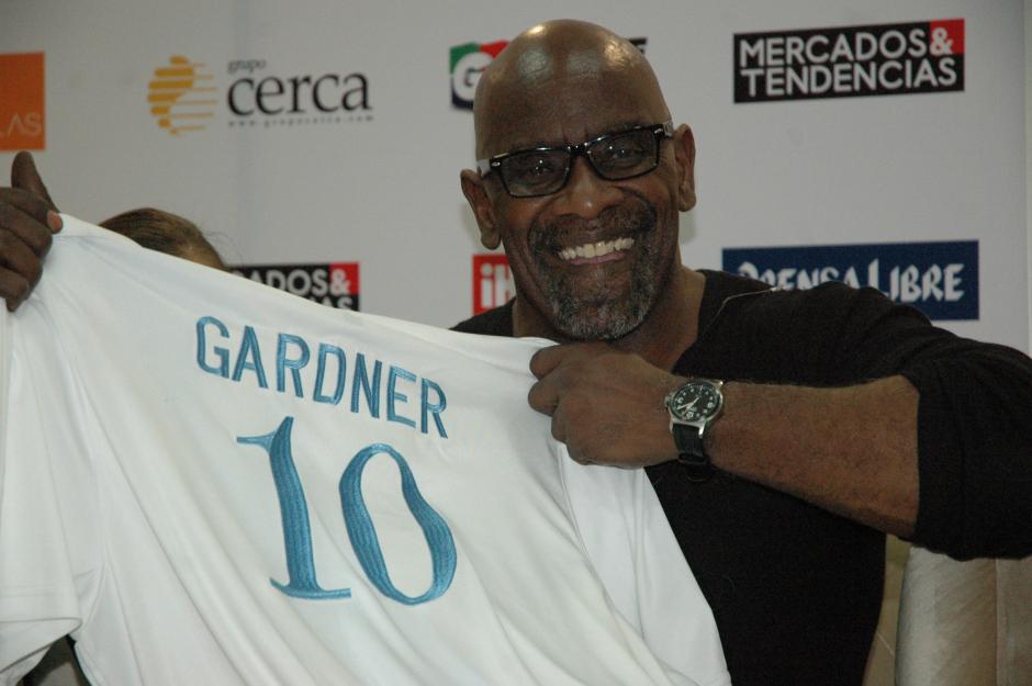 El filántropo Chris Gardner llegó a Guatemala para ofrecer una conferencia motivacional que se realizará este martes en el Camino Real. (Foto: Fredy Hernández/Soy502)