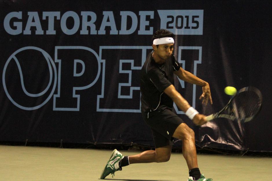 El tenista guatemalteco, Christopher D&iacute;az, avanz&oacute; a octavos de final de Gatorade Open Guatemala 2015. (Foto: Luis Barrios/Soy502)