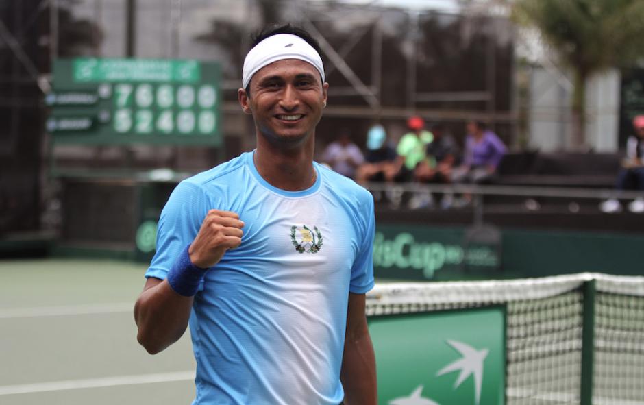 La raqueta uno de Guatemala Christopher D&iacute;az, gui&oacute; el triunfo en la primera jornada de Copa Davis sobre Uruguay. (Foto: COG)