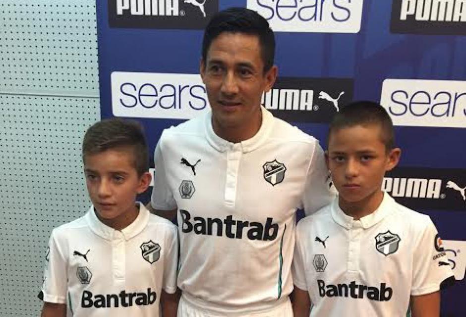 Rigoberto G&oacute;mez y dos ni&ntilde;os en la presentaci&oacute;n del nuevo uniforme de Comunicaciones. (Foto: Soy502)