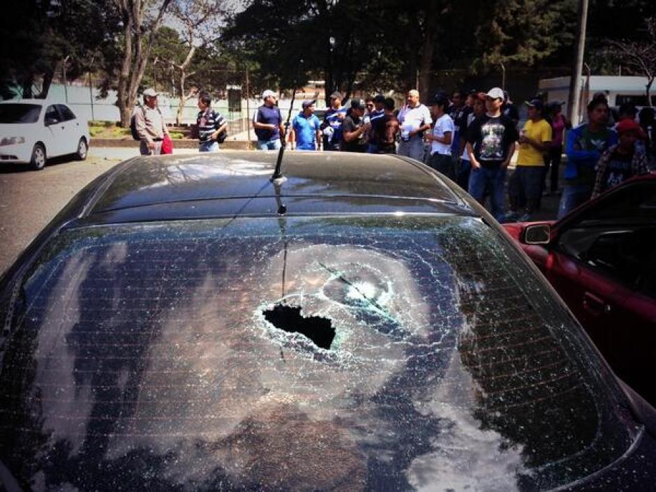 Disturbios al finalizar el partido entre la Universidad de San Carlos y Comunicaciones dejaron destrozos en los autom&oacute;viles estacionados afuera del Estadio Revoluci&oacute;n. &nbsp;(Foto: Jes&uacute;s Alfonso/Soy502))