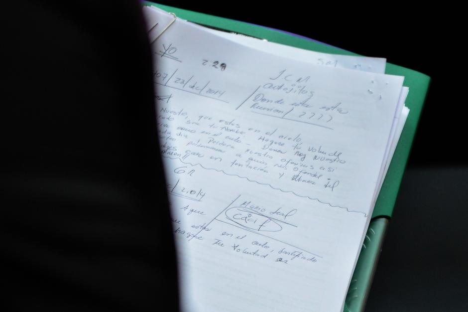 Estas son las notas que toma la exvicepresidenta Roxana Baldetti durante la audiencia de primera declaración. (Foto: Jesús Alfonso/ Soy502)