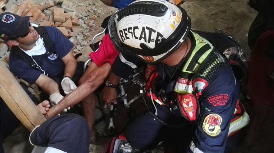 Manuel V&aacute;squez fue rescatado de una estructura parcialmente colapsada. (Foto: Twitter/@contrapuntovzla) 