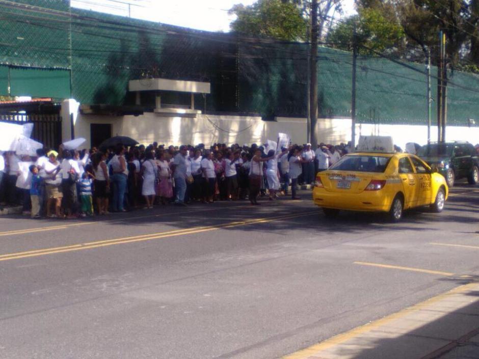 El grupo de personas se mantuvo un lapso de 20 minutos en la CICIG. &nbsp;(Foto: Twitter)&nbsp;