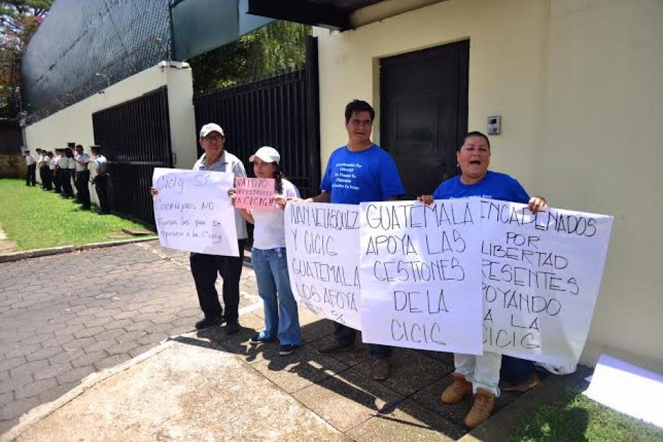 Varias personas se reunieron frente a la sede de la CICIG para mostrar apoyo a los trabajos de investigaci&oacute;n. &nbsp;(Foto: Jes&uacute;s Alfonso/Soy502)&nbsp;
