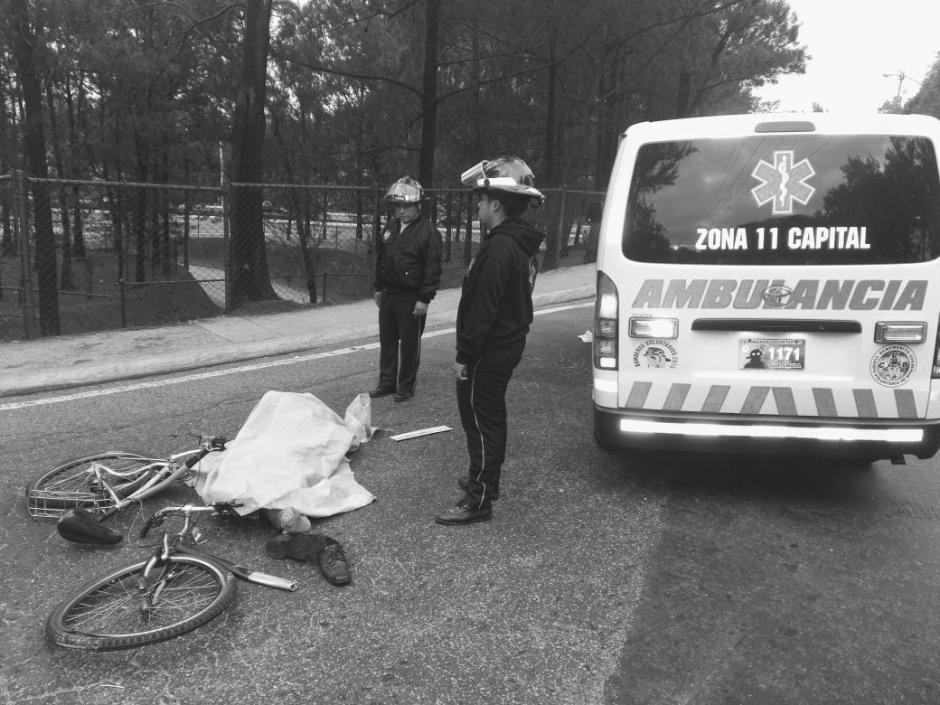 Un ciclista murió atropellado en el puente que del Periférico conduce hacia la Calzada Roosevelt. (Foto: @BVoluntariosGT)