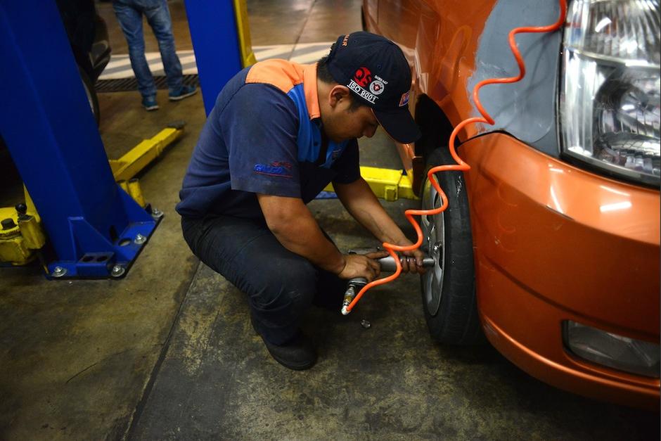 El cuidado de las llantas es importante para el buen rendimiento del veh&iacute;culo, cambiar los neum&aacute;ticos a tiempo puede salvar tu vida. (Foto: Jes&uacute;s Alfonso/Soy502)&nbsp;