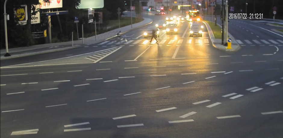 El ciclista espera que el sem&aacute;foro le permita pasar. (Captura de pantalla: KWP Olsztyn/YouTube)