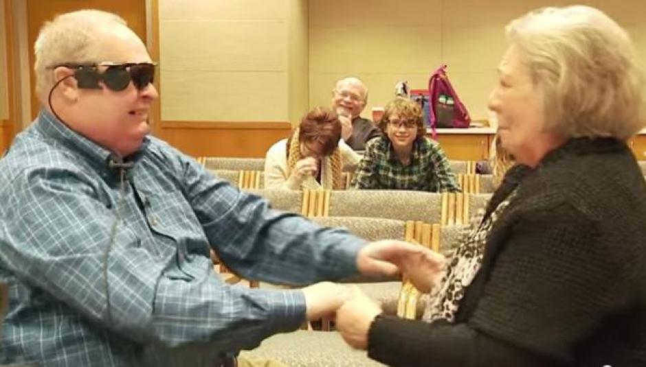 El paciente perdió la vista hace 20 años por una enfermedad degenerativa. (Foto: YouTube)