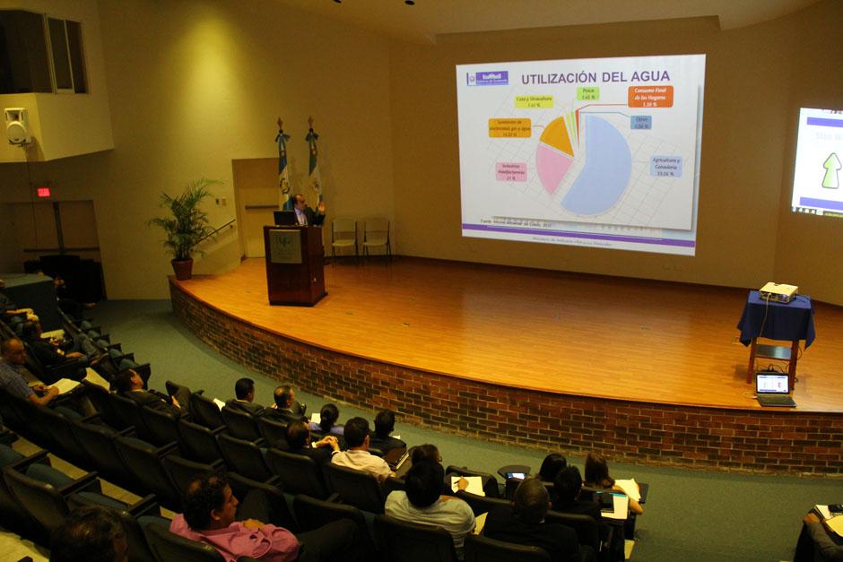 La comunidad científica se reunió este miércoles con las autoridades ambientales para iniciar la Mesa Técnica para abordar el tema del Lago de Amatitlán. (Foto: Alexis Batres/Soy502)