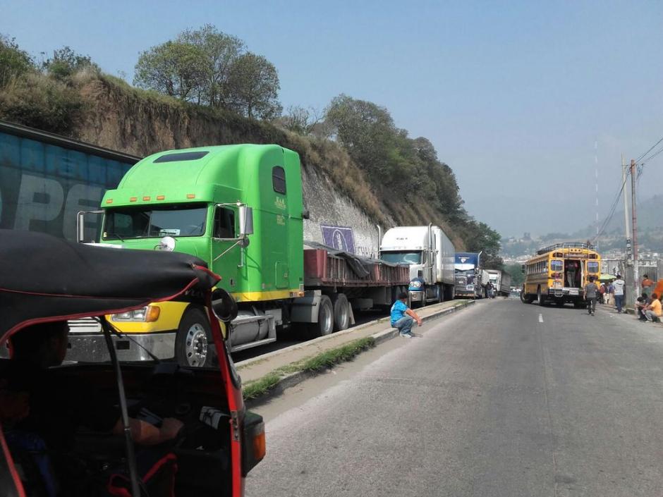 Manifestantes mantienen el bloqueo en el paso conocido como Cuatro Caminos en la ruta Interamericana. (Foto: @SantosDalia)