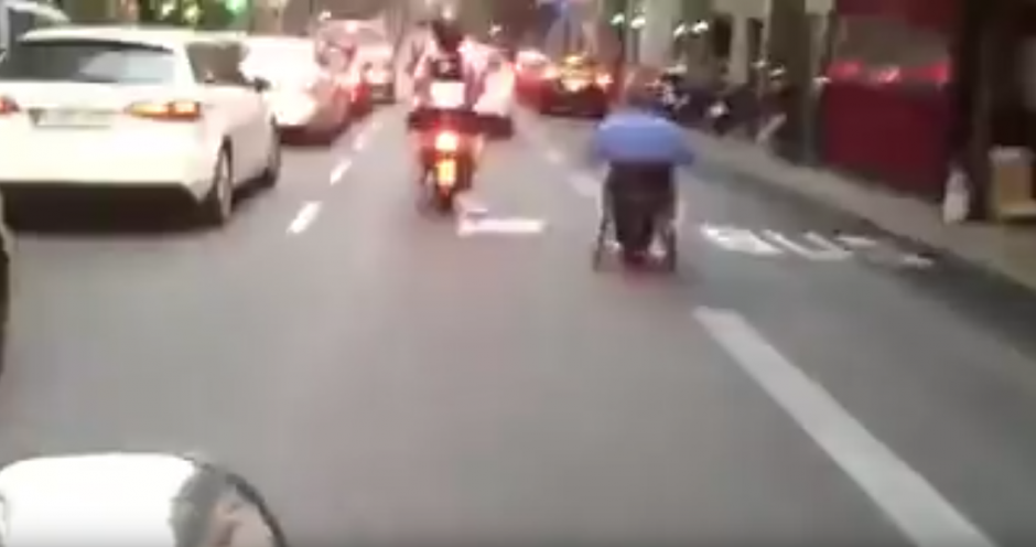 Captan a un hombre circular entre los carros en una silla de ruedas. (Captura de pantalla: Jaime Cuesta/YouTube)