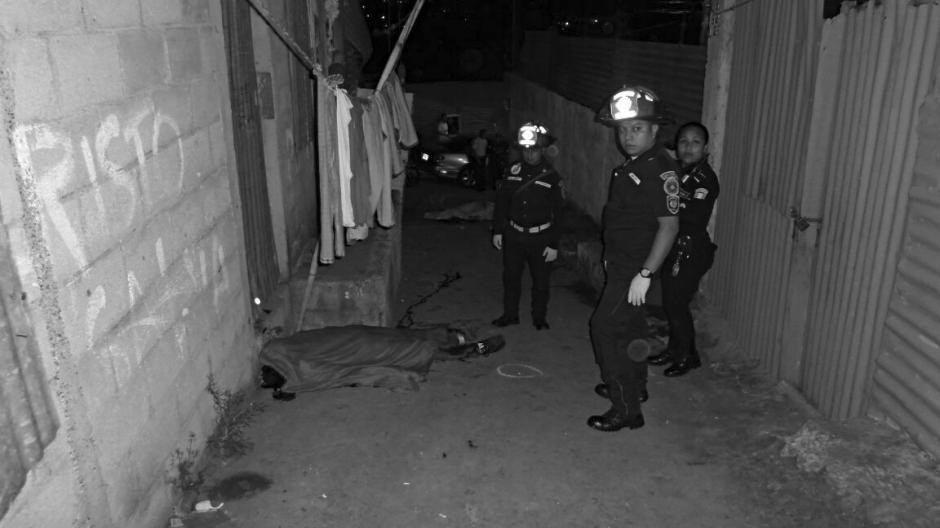 Dos hombres murieron y cuatro personas m&aacute;s resultaron heridas durante un ataque armado ocurrido en Ciudad Peronia, zona 8 de Villa Nueva. (Foto: CBMDEPTAL)