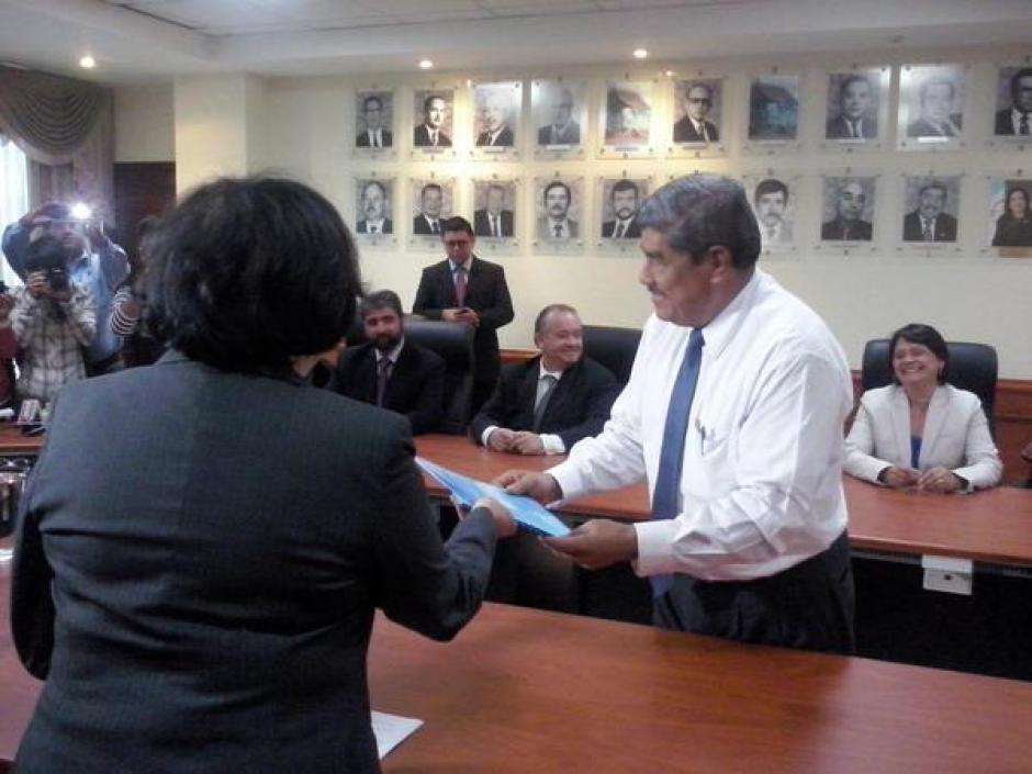 El contralor Carlos Mencos recibi&oacute; con agrado la petici&oacute;n de los representantes de los distintos sectores sociales. (Foto Marcia Zavala/Soy502)