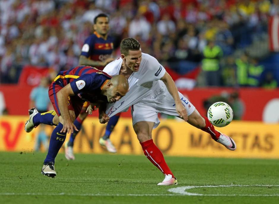 El zaguero del FC Barcelona, Javier Mascherano se fue expulsado por falta sobre Garmeiro. (Foto: Marca)