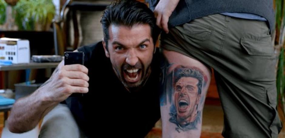 Buffon posa con el tatuaje de su rostro que se hizo un fan&aacute;tico. (Foto: Captura youtube)