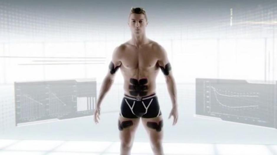 Cristiano Ronaldo se desnuda para promocionar un aparato de ejercicios en Jap&oacute;n. (Foto: YouTube)