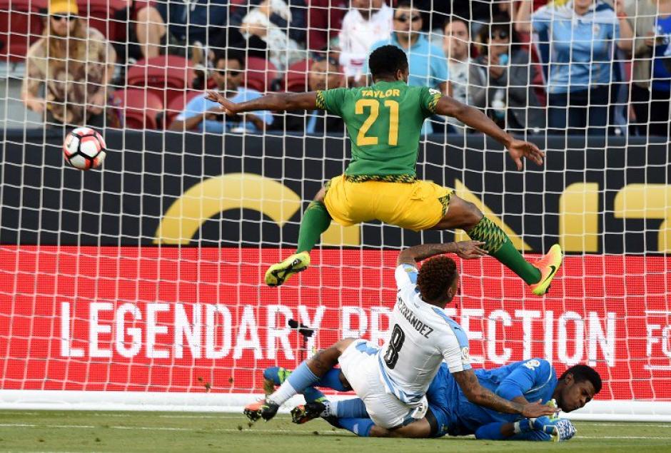 El momento del gol para Uruguay que vence 3-0 a Jamaica. (Foto: EFE)