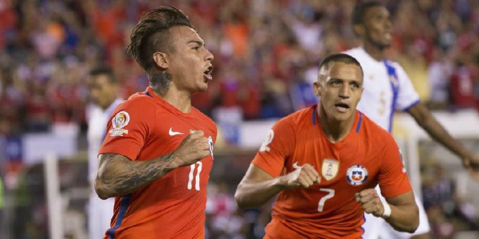 Eduardo Vargas y Alexis S&aacute;nchez festeja la segunda anotaci&oacute;n chilena. (Foto: EFE)