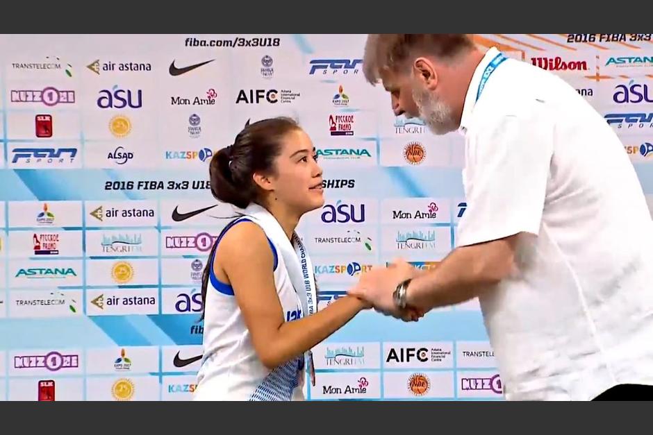 Pinelo en el momento de la premiaci&oacute;n. (Foto: Captura youtube)