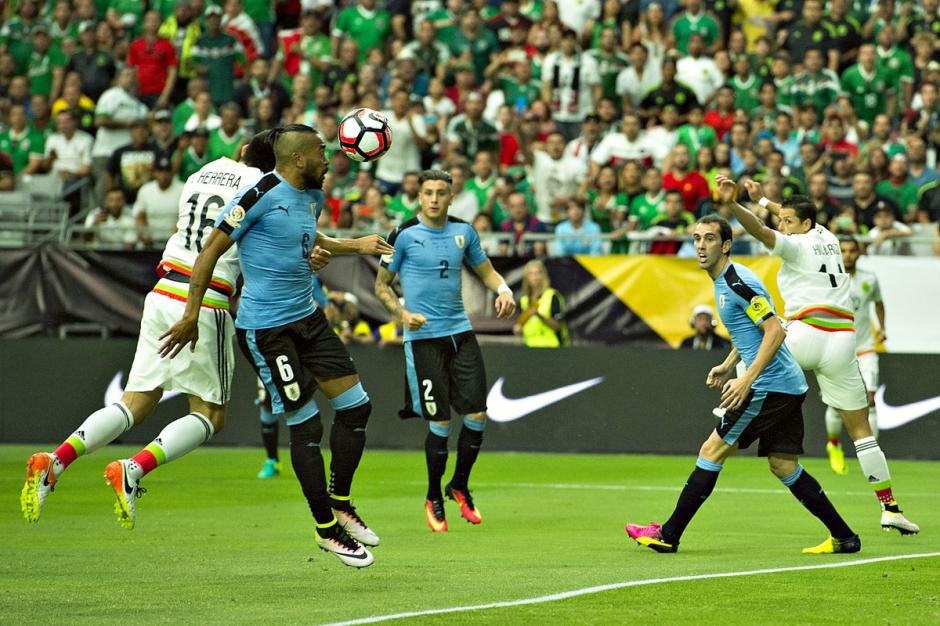 H&eacute;ctor Herrera intent&oacute; rematar de cabeza, pero el defensor charr&uacute;a, Pereyra, le cambi&oacute; la direcci&oacute;n rumbo a su porter&iacute;a. (Foto: Diario R&eacute;cord)