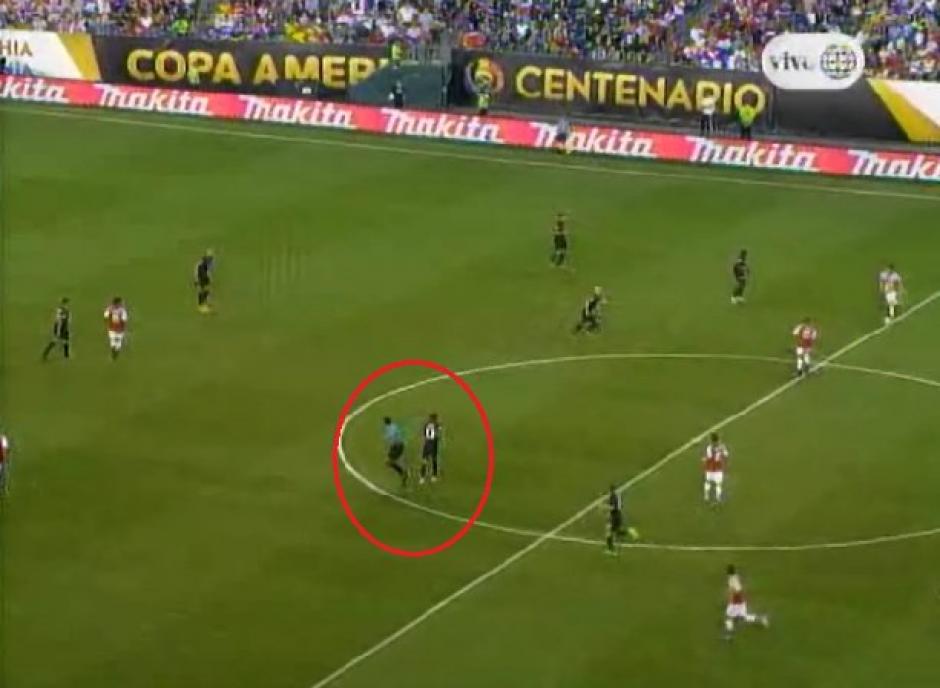 Ac&aacute; el momento en el cual se lesion&oacute; el &aacute;rbitro tras tropezar con Jones. (Foto: Captura de imagen)