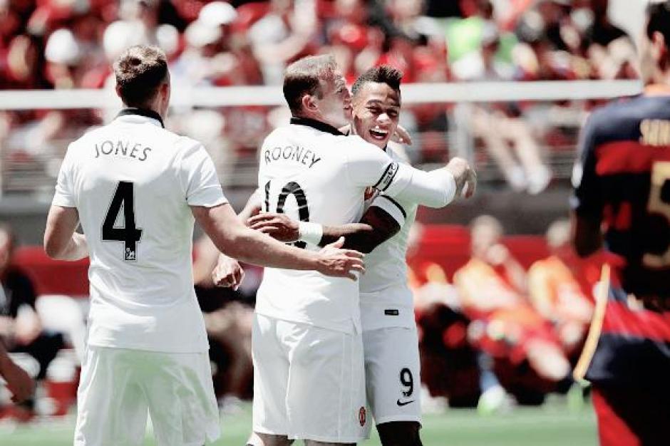 Wayne Rooney es felicitado tras marcar el primer gol del Manchester United sobre el FC Barcelona en California. (Foto: AFP9
