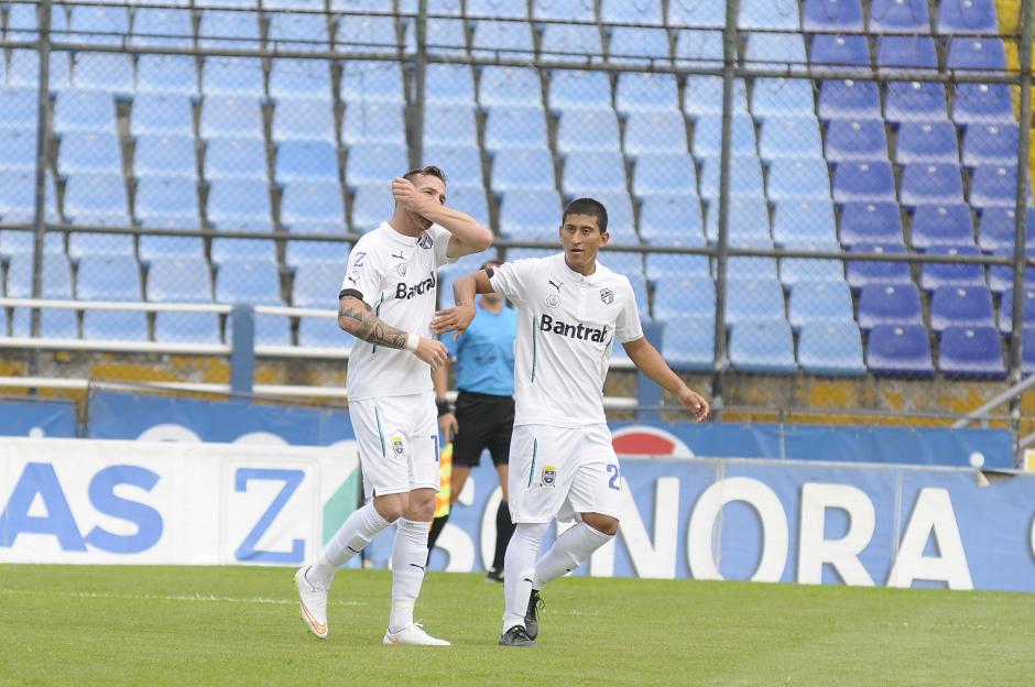 El argentino Emiliano L&oacute;pez festeja su primer gol en cl&aacute;sicos, es felicitado por Steven Robles. (Foto: Orlando Chile/Nuestro Diario)