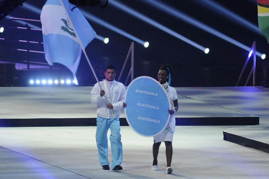 Erick Barrondo fue el encargado de portar la bandera y encabezar la delegaci&oacute;n de Guatemala en la clausura de los Juegos Panamericanos de Toronto 2015. (Foto: Pedro Mijangos/Soy502)