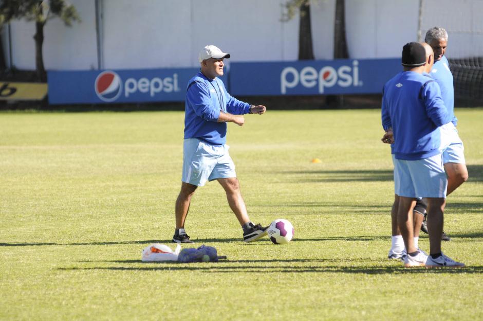 El t&eacute;cnico guatemalteco, Walter Claver&iacute;, vivi&oacute; de manera intensa su primer partido al frente de la Selecci&oacute;n Nacional. (Foto: Nuestro Diario)