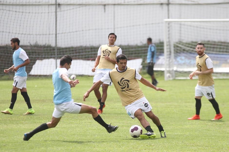 Rivas disputa el bal&oacute;n con Aparicio en duelo de media cancha. (Foto: Luis Barrios/Soy502)