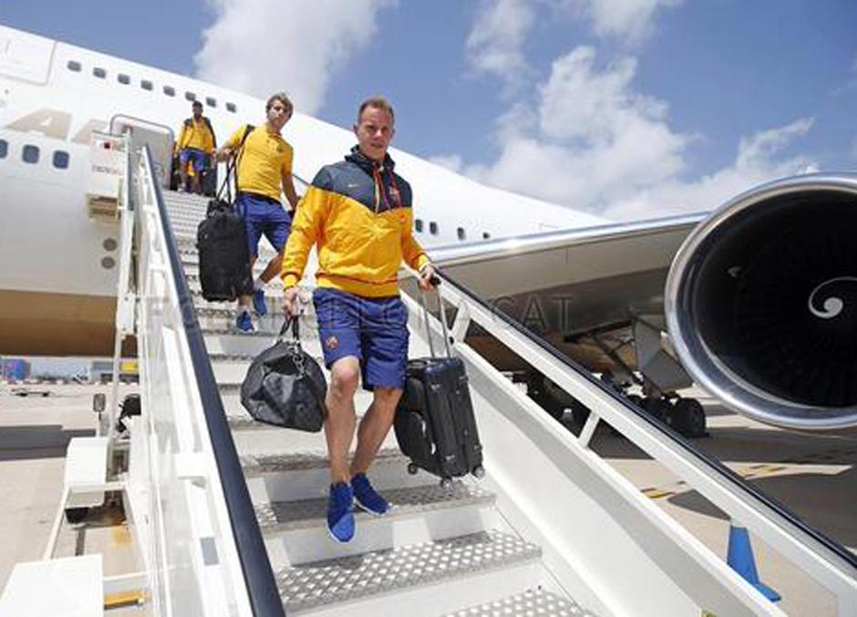 Ter Stegen, uno de los primeros jugadores del FC Barcelona en bajar del avi&oacute;n a su regreso de Estados Unidos. (Foto: FC Barcelona)