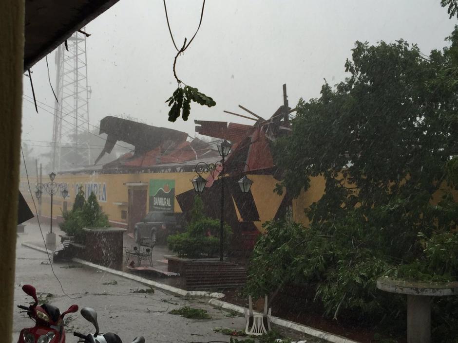 La lluvia se arranc&oacute; las l&aacute;minas de la tribuna del estadio de Jocot&aacute;n, Chiquimula. (Foto: @jocotan_fc)