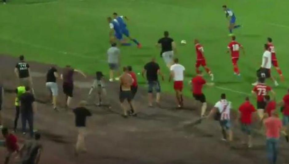 Aficionados del CSKA Sof&iacute;a de Bulgaria, invadieron la cancha para agredir a jugadores de cuadro rival.